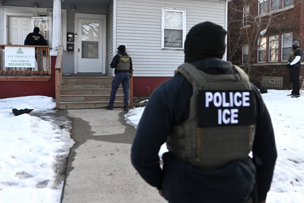 ICE Reportedly Stole a 10th Grader’s Phone, Then Seemingly Sold It for Cash ICE Reportedly Stole a 10th Grader's Phone, Then Seemingly Sold It for Cash