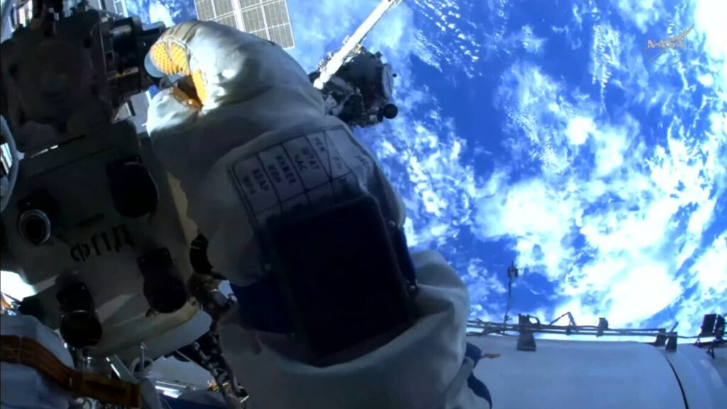 Russian Cosmonauts Just Livestreamed an Entire 5-hour Spacewalk Russian Cosmonauts Just Livestreamed an Entire 5-hour Spacewalk