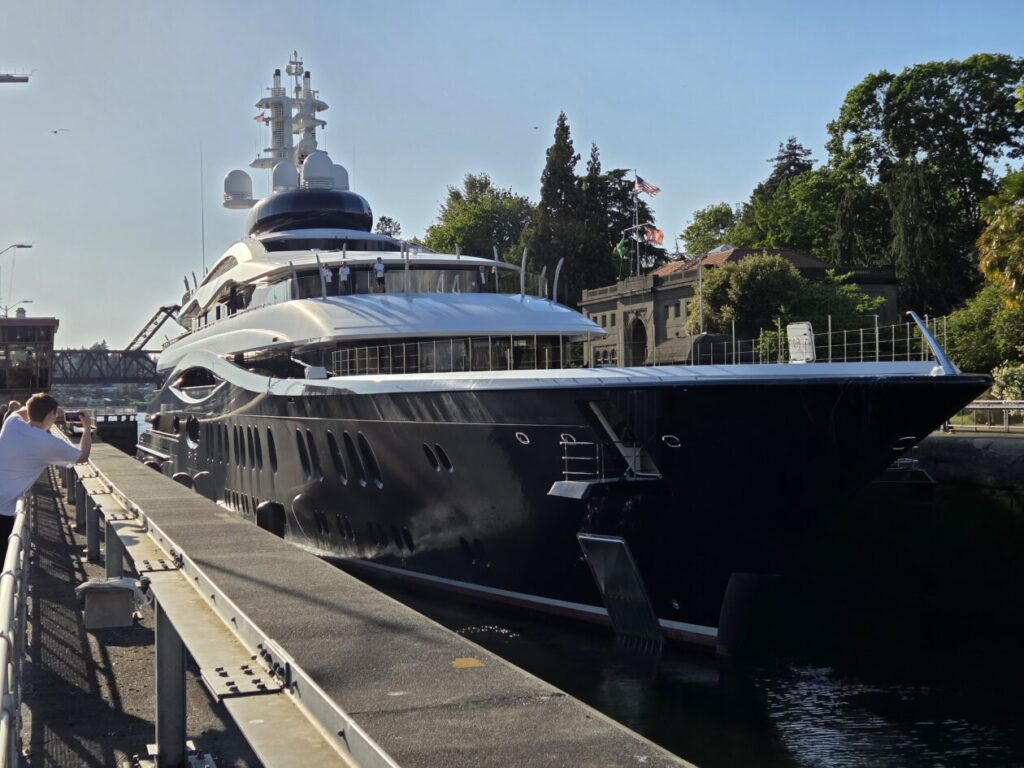 Zuckerberg's superyacht arrives in Seattle just as Meta cuts 1,400 local jobs – GeekWire