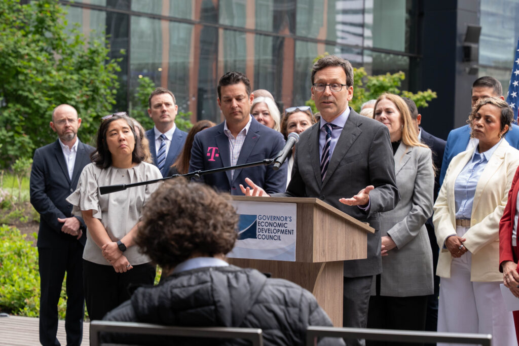 Gov. Bob Ferguson taps Amazon, Microsoft and others as concerns over Washington economy grow – GeekWire