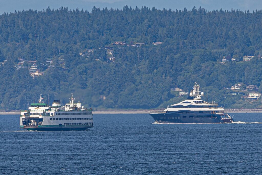Zuckerberg’s superyacht moves north out of Seattle, dwarfing ferries along the way – GeekWire Zuckerberg's superyacht moves north out of Seattle, dwarfing ferries along the way – GeekWire