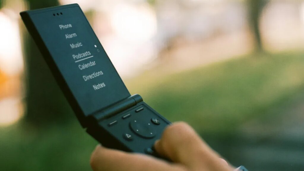 Stop scrolling: Light’s $299 flip phone and its retro specs could change your life Stop scrolling: Light's $299 flip phone and its retro specs could change your life